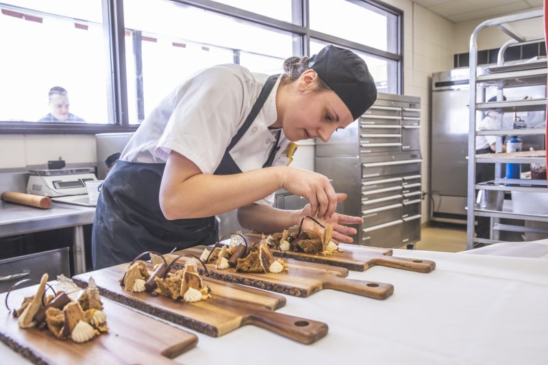 Formation professionnelle en Pâtisserie de restauration contemporaine (ASP) - École hôtelière de la Capitale